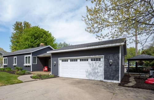 Holland Cottage | Bright and Airy Cottage walking distance to Holland State Park