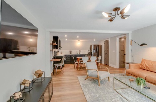 Franklin Apartment | Bright And Airy-Historic Franklin Quadplex