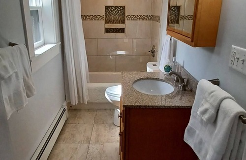 Bristol Apartment | Bright and airy two bedroom apt in downtown Bristol steps from the parade route.