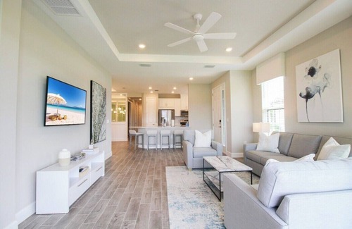 Braden River House | Bright and airy waterfront villa in the Esplanade - Sunny Retreat