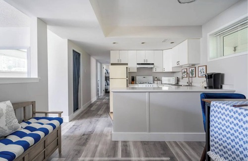 Sidney House | Bright and beautiful 2 bedroom minutes to ocean & shopping