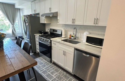 North York House | Bright and Beautiful 2-Bedroom Townhouse Retreat