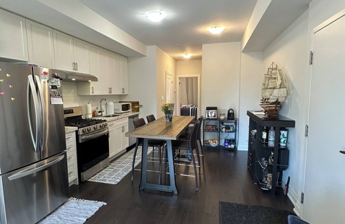 North York House | Bright and Beautiful 2-Bedroom Townhouse Retreat