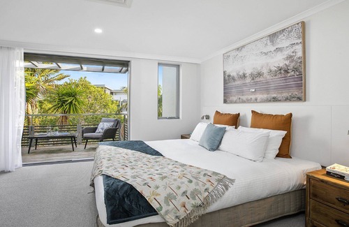 Magenta Shores House | Bright and Beautiful Apt - Magenta Shores easy access to beach, pools and restaurants