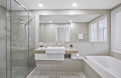 Magenta Shores House | Bright and Beautiful Apt - Magenta Shores easy access to beach, pools and restaurants
