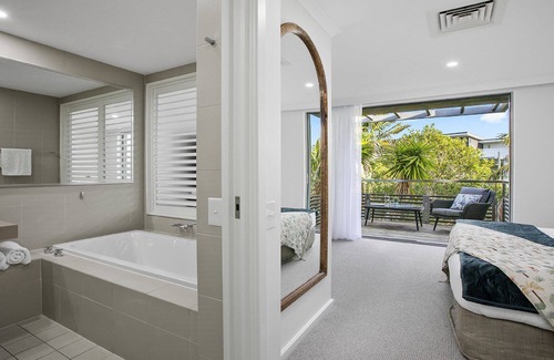 Magenta Shores House | Bright and Beautiful Apt - Magenta Shores easy access to beach, pools and restaurants