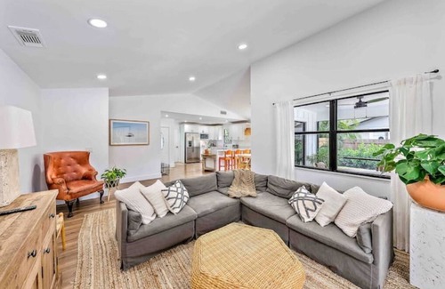 Jupiter House | Bright and beautiful coastal Jupiter home