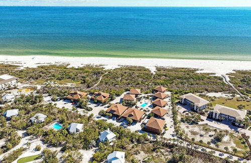 Sanibel Condo | Bright and breezy poolside escape on Sanibel Island - Pet friendly - Signal Inn 02