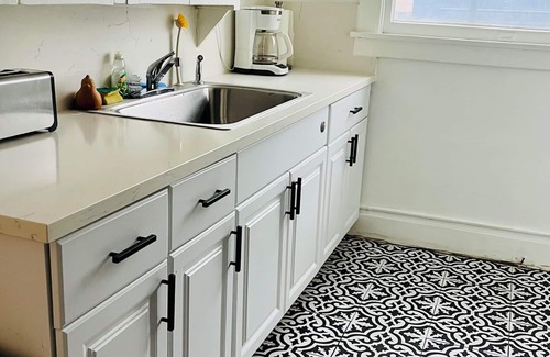 North Pine Apartment | Bright and Charming Upper 2 bedroom, Pine Ave, Long Beach! Pet Friendly!