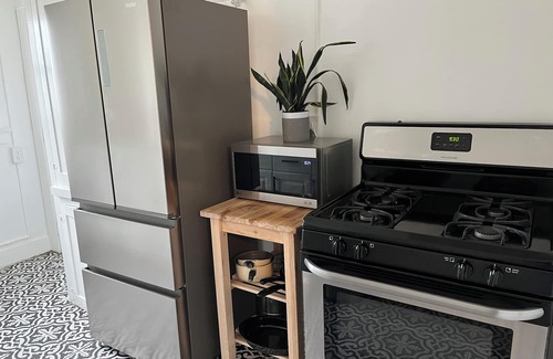 North Pine Apartment | Bright and Charming Upper 2 bedroom, Pine Ave, Long Beach! Pet Friendly!