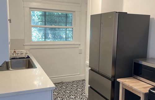 North Pine Apartment | Bright and Charming Upper 2 bedroom, Pine Ave, Long Beach! Pet Friendly!
