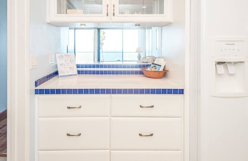 North Pacific Beach Condo | BRIGHT AND CHEERY CONDO WITH FULL OCEAN VIEWS - PACIFIC BEACH PERFECTION