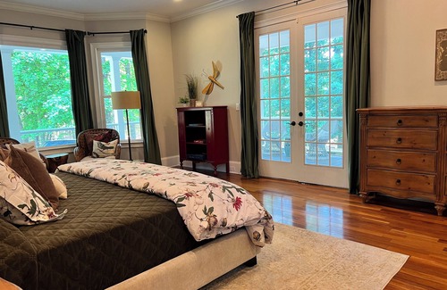 Jasper Bed & Breakfast | Bright and colorful yet serene, the Amberwing Suite is named after The Eastern Amberwing dragonfly. Known for its distinctive amber colored wings, it is frequently spotted dancing along the shores of the property's 5-acre lake.