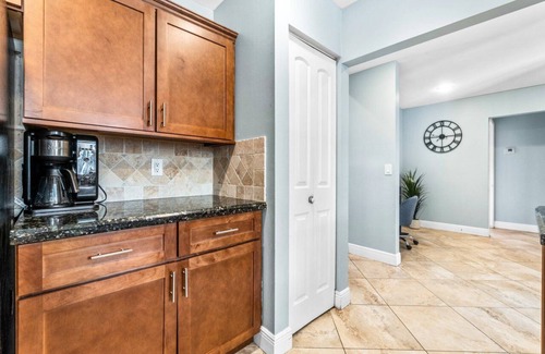 Wellington House | Bright and Comfy ~ 5 Star Location ~ Heated Pool