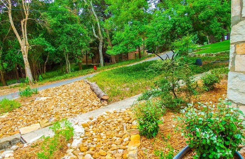 Kerrville Cottage | Bright And Comfy Home In The Eclectic, Antique Methodist Encampment Neighborhood