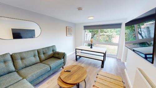 Exeter Apartment | Bright and Cosy 4-Bedroom Home