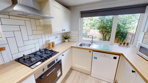 Exeter Apartment | Bright and Cosy 4-Bedroom Home