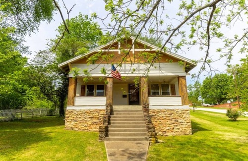 Harrison Cottage | Bright and Cozy 2 Bedroom Cottage w/Amenities