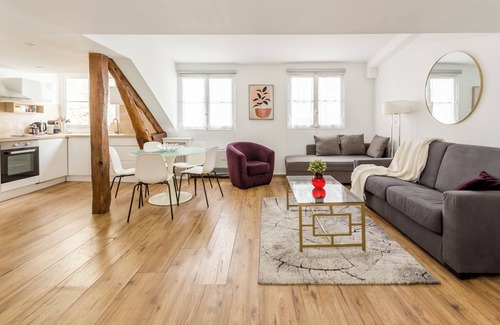 Faubourg-du-Roule Apartment | Bright and Cozy Champs Elysées rue D'artois