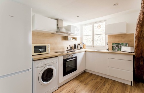 Faubourg-du-Roule Apartment | Bright and Cozy Champs Elysées rue D'artois