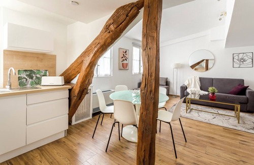 Faubourg-du-Roule Apartment | Bright and Cozy Champs Elysées rue D'artois