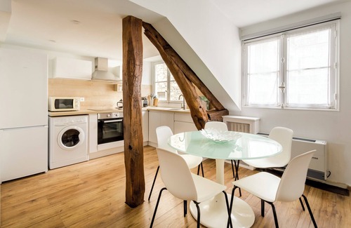 Faubourg-du-Roule Apartment | Bright and Cozy Champs Elysées rue D'artois