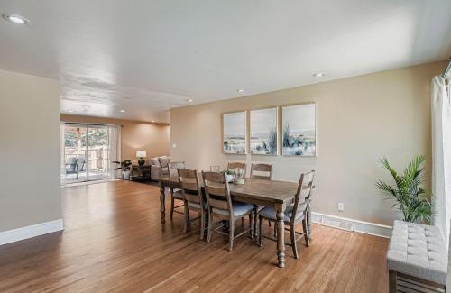 Castlewood House | Bright and Cozy Ranch Style House Centennial