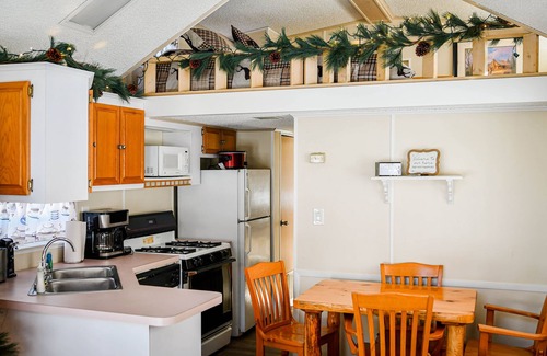 Farmington Cabin | Bright and Cozy Tiny Home Cabin