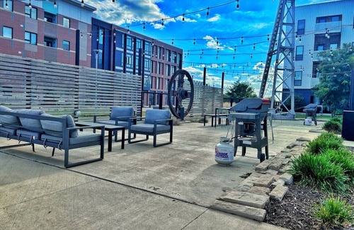 Downtown Des Moines Apartment | Bright and Modern Oasis – Your Home Away From Home!