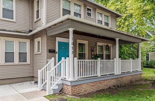 College Heights Apartment | Bright and Newly Remodeled Apartment Near EMU 1