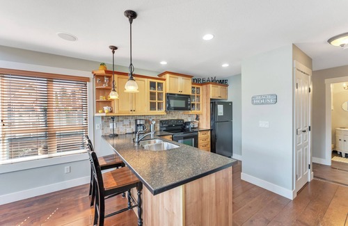 Central Okanagan House | Bright and Open Lakeview 2 Bedroom and Loft Cottage at La Casa!