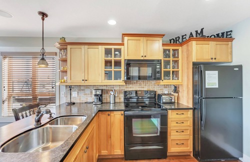 Central Okanagan House | Bright and Open Lakeview 2 Bedroom and Loft Cottage at La Casa!