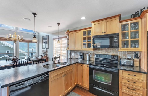 Central Okanagan House | Bright and Open Lakeview 2 Bedroom and Loft Cottage at La Casa!
