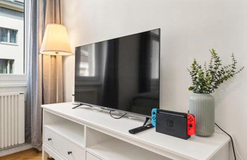 Meidling Apartment | Bright and Quiet Apartments, Just 10 Minutes to U4, U6 and Schönbrunn Palace