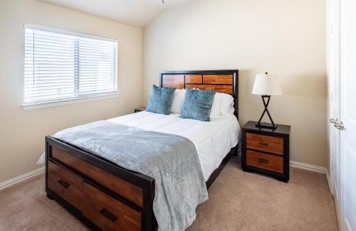 Irving House | Bright and Spacious 3 Bedroom Townhome, Minutes from DFW Airport