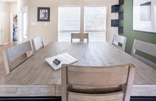 Irving House | Bright and Spacious 3 Bedroom Townhome, Minutes from DFW Airport