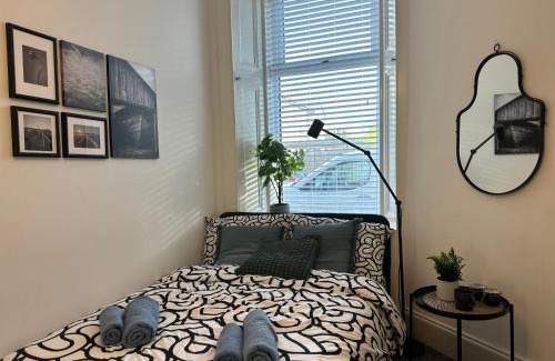 Clydebank Apartment | Bright and spacious apartment near Glasgow