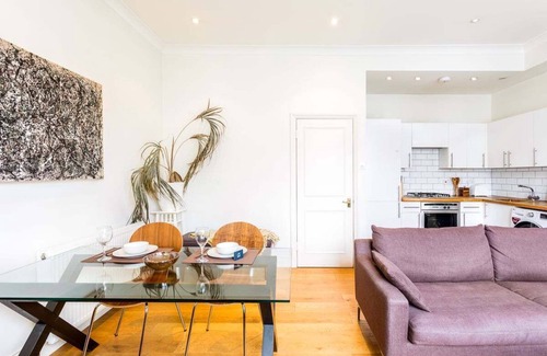 St. Helen's Apartment | Bright and Spacious Notting Hill Nest