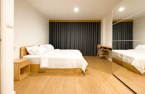Phaya Thai House | Bright and Spacious Room at Aree, local hipster area of Bangkok