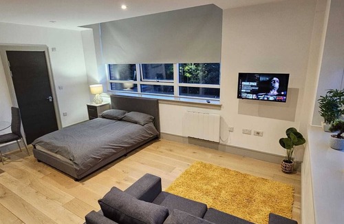 Bruce Grove Apartment | Bright and spacious studio in the Heart of Tottenham.