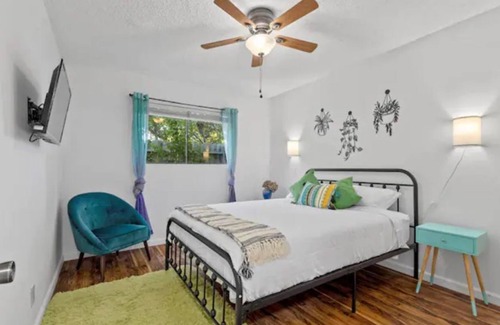 Greenacres House | Bright and spacious 4-bed w/ pool and king suite