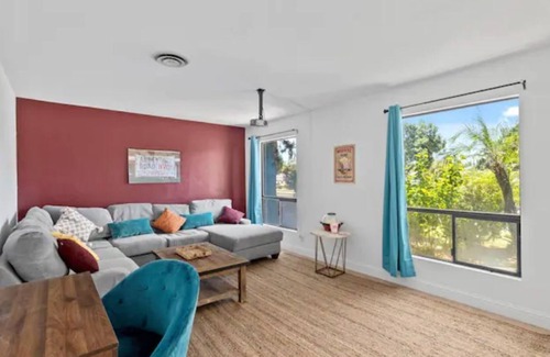 Greenacres House | Bright and spacious 4-bed w/ pool and king suite