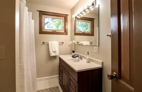Des Moines Apartment | Bright and Spacious Historic Kingman Blvd 3Bdr #1
