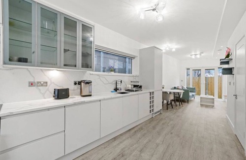 East Acton Apartment | Bright and stylish 1 bedroom flat, great location!