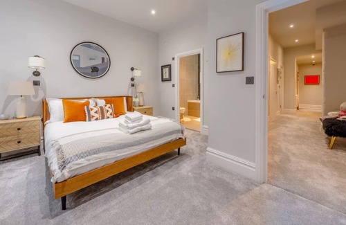Turnham Green Apartment | Bright and Stylish 2 Bedroom Flat in Chiswick