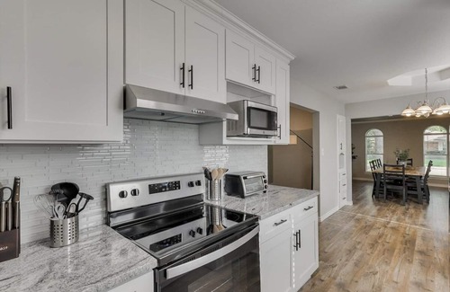 Buckner Terrace - Everglade Park House | Bright and Sunny Dallas Getaway