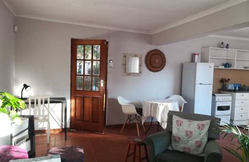 Greater Johannesburg Metropolitan Area Apartment | Bright and sunny private self-catering cottage