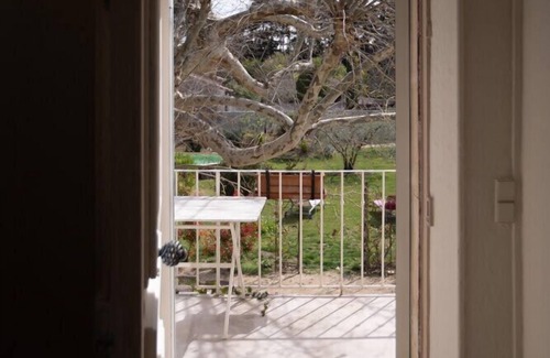 L'Isle-sur-la-Sorgue Apartment | "Bright apartment with pool and spa"