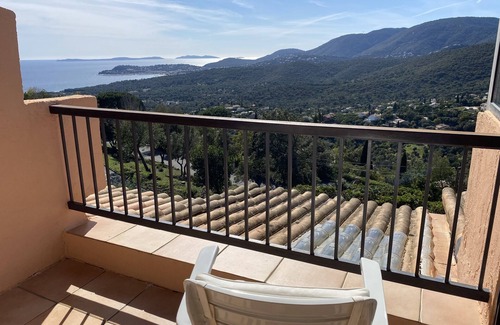 La Croix-Valmer Apartment | Bright apartment just a stone's throw from Saint-Tropez facing the sea and mountains