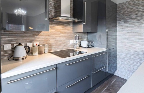 North West Apartment | Bright apartment in Ideal West End Location